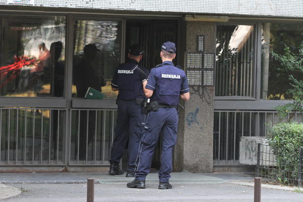 ZBOG MOBILNOG TELEFONA?! Otac iz Bajine bašte pretukao pa davio ćerku!