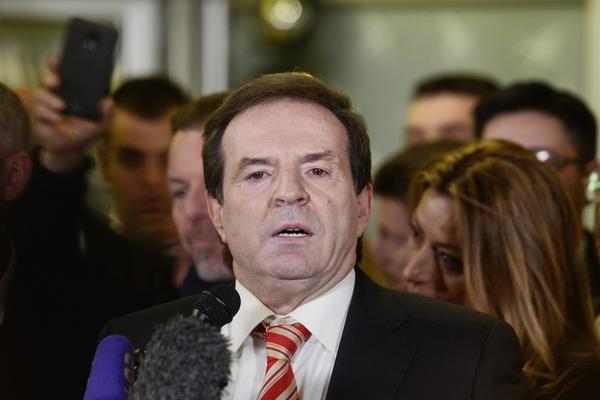 BOGOLJUB KARIĆ PAO NA KOLENA PRED PEVAČICOM: Po glasu Arijana Grande, a po stasu bolja od Monike Beluči! (FOTO)