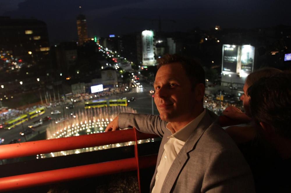 GRADONAČELNIK NE HAJE ZA BEZBEDNOST GRAĐANA: Ne curi fontana, ona samo preliva! (FOTO)