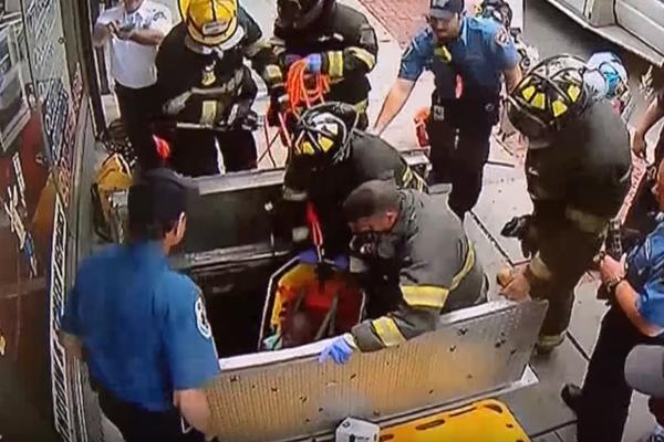 U ŠTA LI JE BULJILA? Zagledala se u mobilnim i pala u šaht dubok 2 metra! Satima su je izvlačili! (VIDEO)