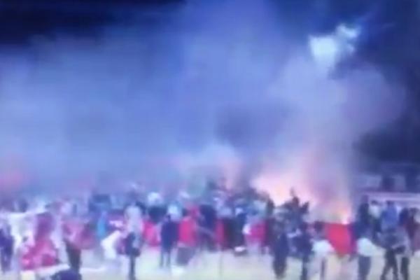 TOTALNI HAOS U PIREJU: Navijači Olimpijakosa zasuli bakljama igrače PAO-a i prekinuli meč! Zeleni bili pred pobedom! (VIDEO)