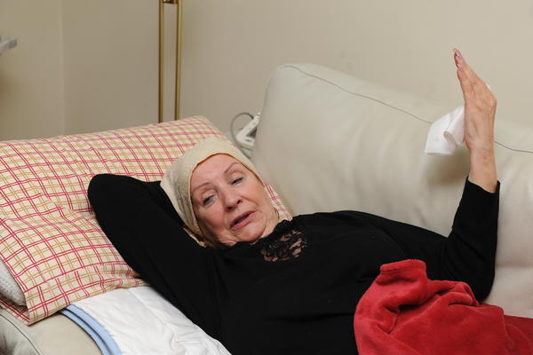 I TO JE ZA LJUDE: Pevačica u URGENTNOM, slomila nogu na pijaci!