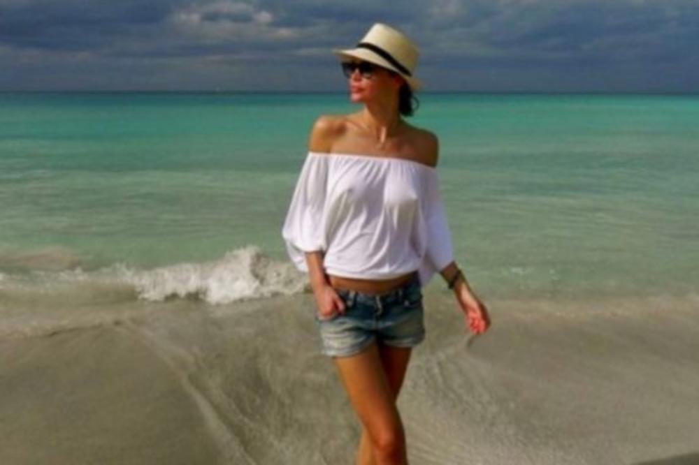 Ova manekenka je bila KARLEUŠINA KUMA na venčanju: Više se ne viđaju, ali je ona lepša nego ikad! (FOTO)