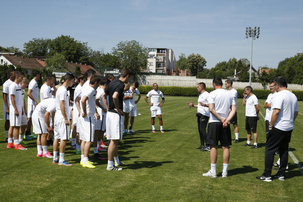 Fotka decenije! Dok Partizan održava trening, šta to rade njihovi večiti rivali sa Topčidera? (FOTO) (VIDEO)