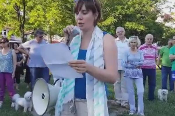 ZAŠTO NAM DIRATE JEDINU ZELENU OAZU? Građani Banjice protestovali sa jednom jakom porukom! (FOTO)