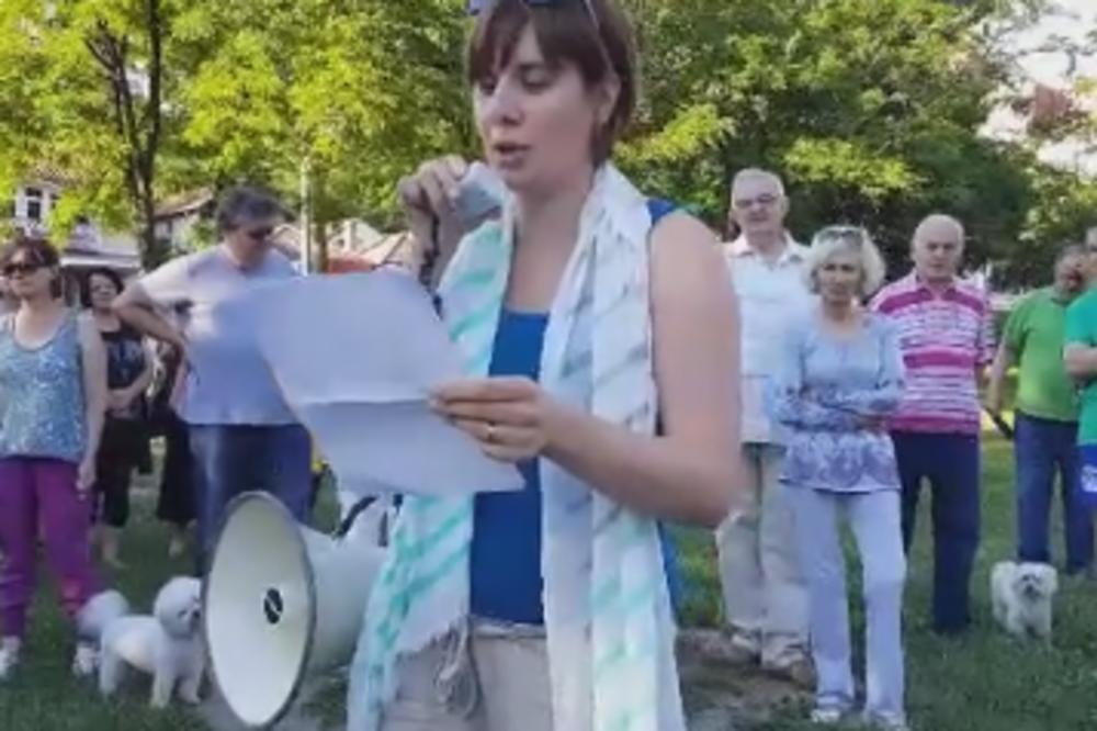 ZAŠTO NAM DIRATE JEDINU ZELENU OAZU? Građani Banjice protestovali sa jednom jakom porukom! (FOTO)
