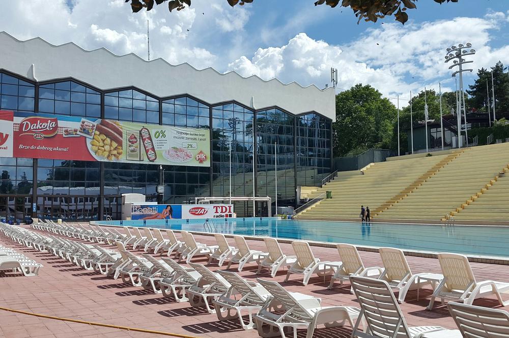 SVI BI DA SE BRČKAJU ZA DŽABE: Na beogradskim bazenima ogromni REDOVI zbog BESPLATNIH KARTICA, evo koji je USLOV!