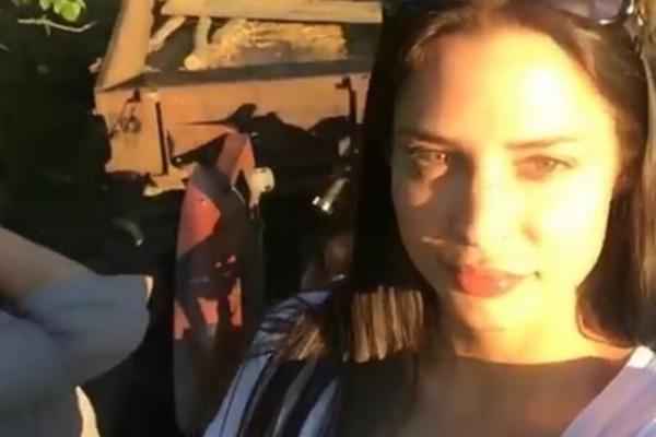 ZAJAHALA, PA NE PUŠTA! Šavija u ulozi seoske devojke vozi traktor i... (FOTO)