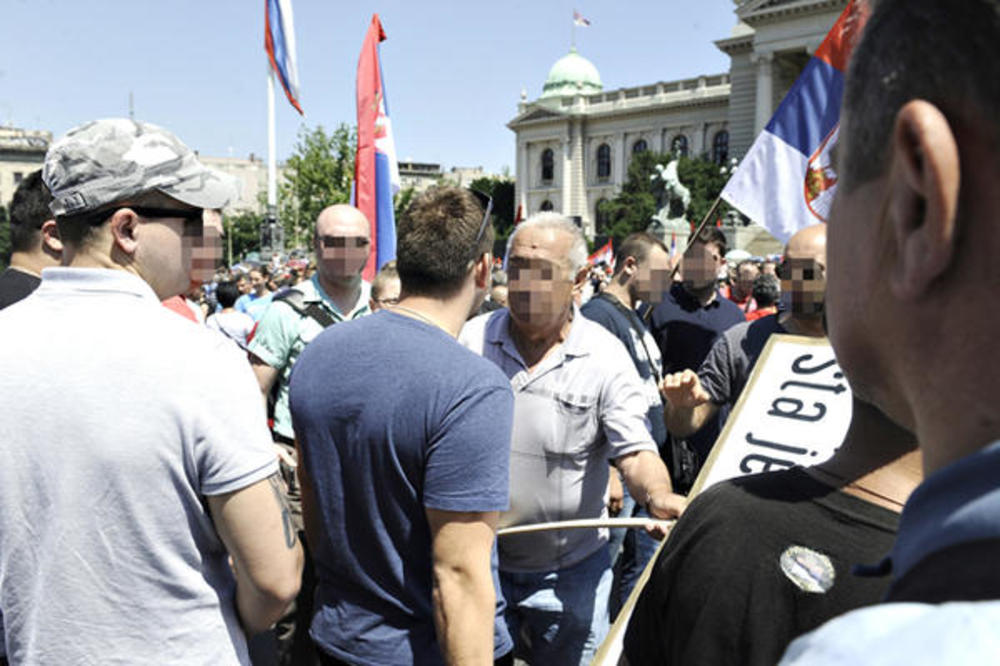 JE L‘ OVO TA NAPREDNA SRBIJA? Ovo su slike predsednikovih batinaša, ovako huligani tuku narod i novinare na Vučićevoj zakletvi!