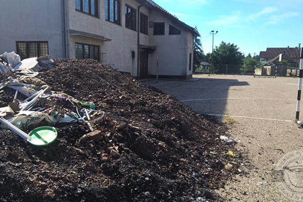 RUGLO I SRAMOTA U SMEDEREVU! Napravili deponiju u dvorištu škole, deca igraju fudbal na pepelu! (FOTO)
