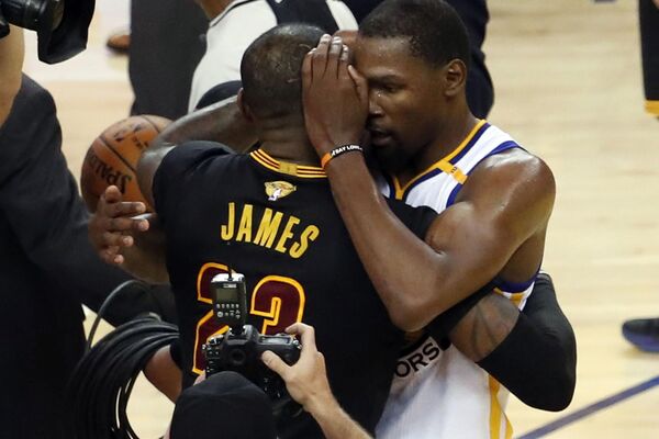 Zagrljaj koji je obišao planetu! Lebron je srdačno čestitao Durentu, a onda mu je poslao brutalnu poruku! (FOTO) (VIDEO)