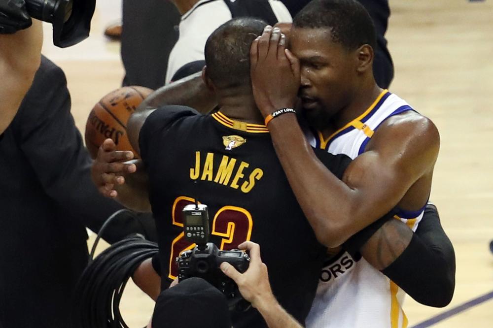 Zagrljaj koji je obišao planetu! Lebron je srdačno čestitao Durentu, a onda mu je poslao brutalnu poruku! (FOTO) (VIDEO)