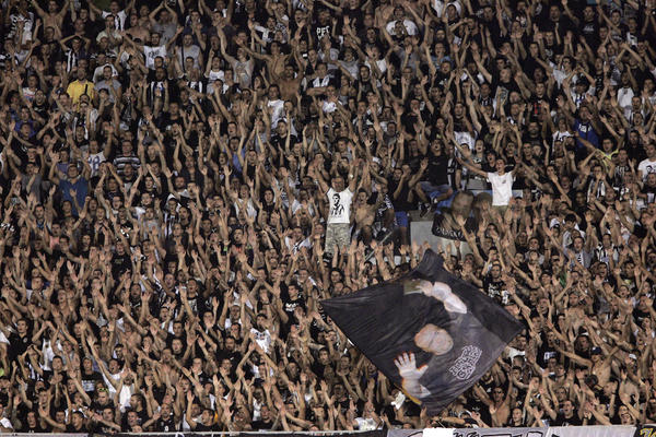 Iako je Partizan ubedljivo poražen, Grobari su igračima priredili spektakl za pamćenje! (VIDEO)