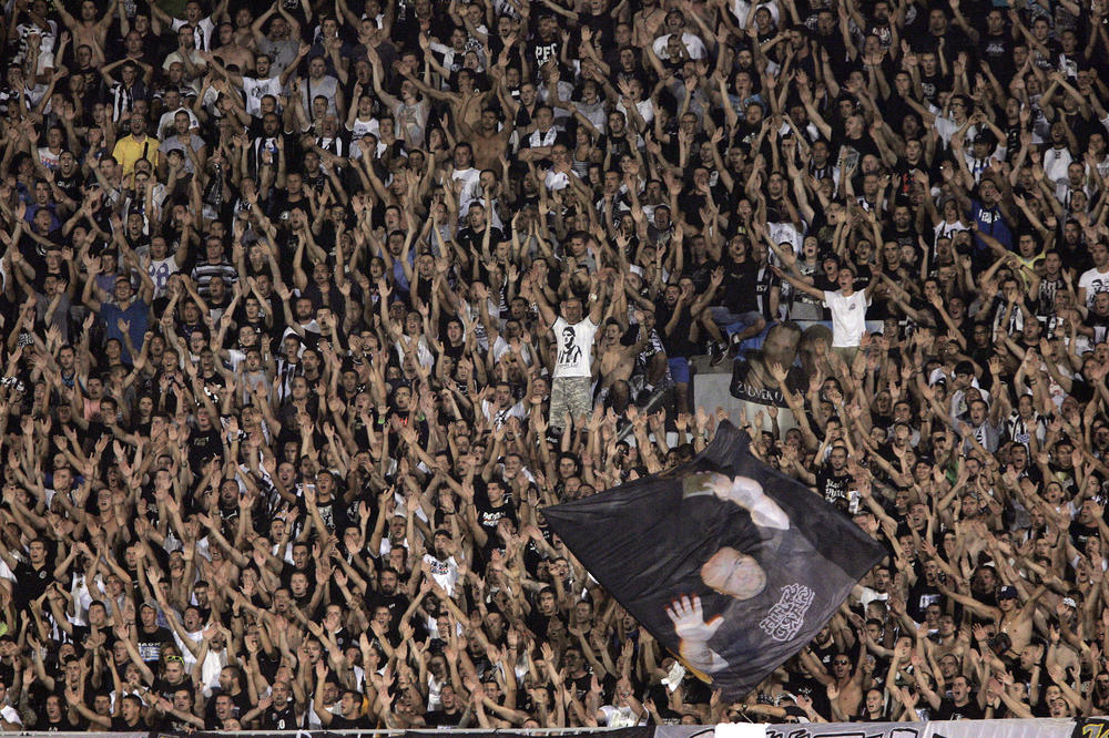 Iako je Partizan ubedljivo poražen, Grobari su igračima priredili spektakl za pamćenje! (VIDEO)