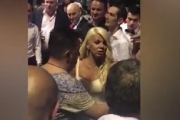 SKANDAL NA KRŠTENJU: Dara Bubamara psovala kuma, nasrnula FLAŠOM na njega!Sve zabeleženo kamerom (VIDEO)