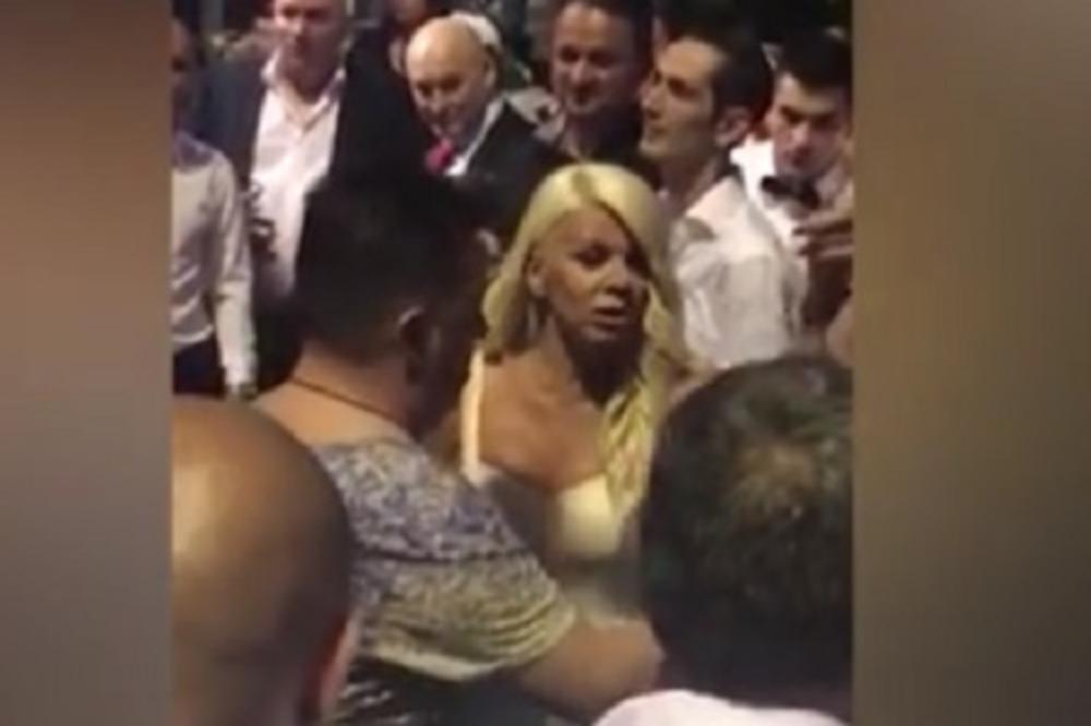 SKANDAL NA KRŠTENJU: Dara Bubamara psovala kuma, nasrnula FLAŠOM na njega!Sve zabeleženo kamerom (VIDEO)