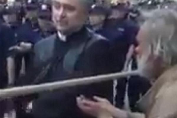 Prosjak je prišao svešteniku i zatražio mu milostinju: Bogu se ne bi svidelo ono što se desilo! (VIDEO)
