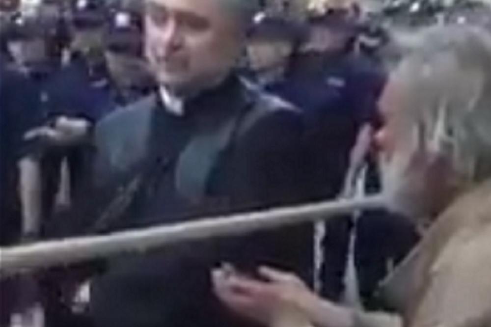 Prosjak je prišao svešteniku i zatražio mu milostinju: Bogu se ne bi svidelo ono što se desilo! (VIDEO)