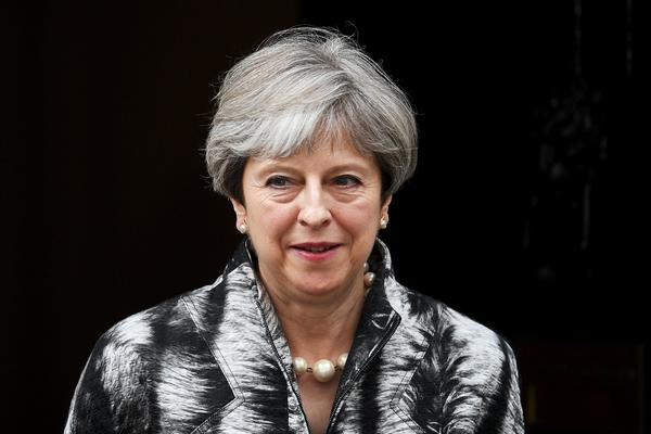 Tereza Mej preživela susret unutar partije: I nezadovoljni stali na njenu stranu zasad!