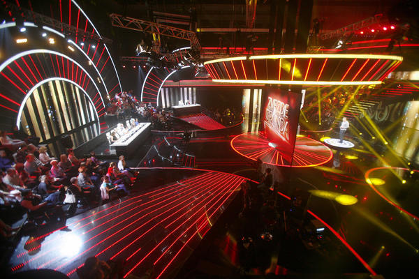 NA RADOST ČITAVE SRBIJE: Otkriveno koja SEKS BOMBA će od septembra voditi Zvezde Granda! (FOTO)