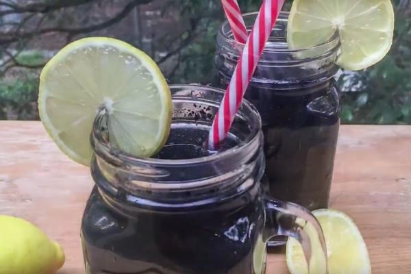 DA LI STE ČULI ZA CRNU LIMUNADU? Ona će biti hit ovog leta i možete je napraviti sami! (VIDEO)