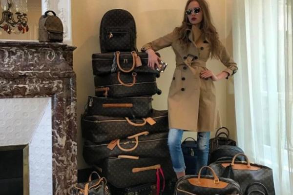 BEZOBRAZNO BOGATA BEOGRAĐANKA KOJA SE UDALA ZA PRINCA: Uživa u luksuzu, a sada je pokazala i sina! (FOTO)