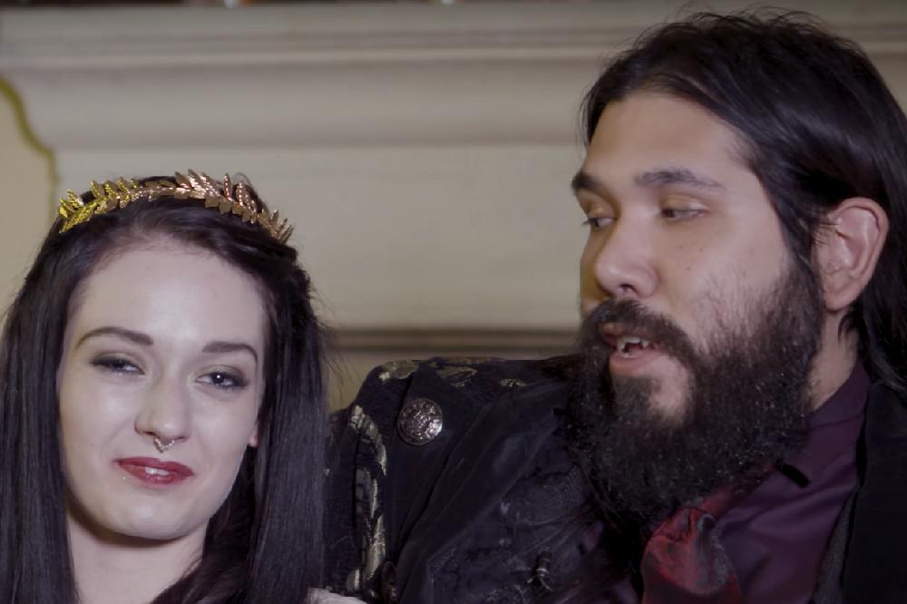 KO JE ODE LUD? SEKU SE I PIJU JEDNO DRUGOM KRV: Grof i grofica vampira otkrivaju vratolomije iz kreveta! (VIDEO)