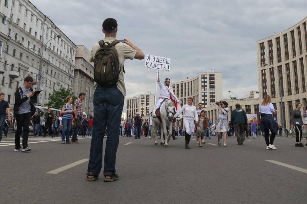 I RUSI IMAJU SVOG LJUBIŠU PRELETAČEVIĆA: Dojahao na konju sa transparentom protiv Putina (FOTO)
