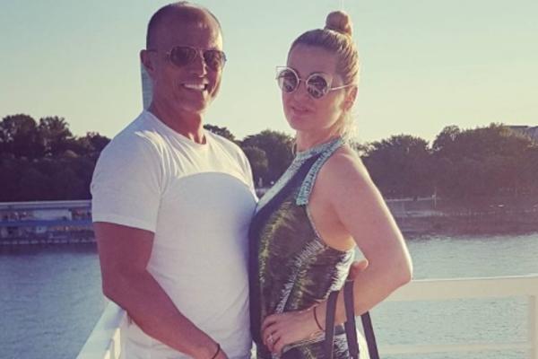 SUPRUG NAŠE FOLKERKE UŽIVA U ŽIVOTU! On je zgodan bivši fudbaler, a ona ga pušta da radi ŠTA HOĆE! (FOTO)