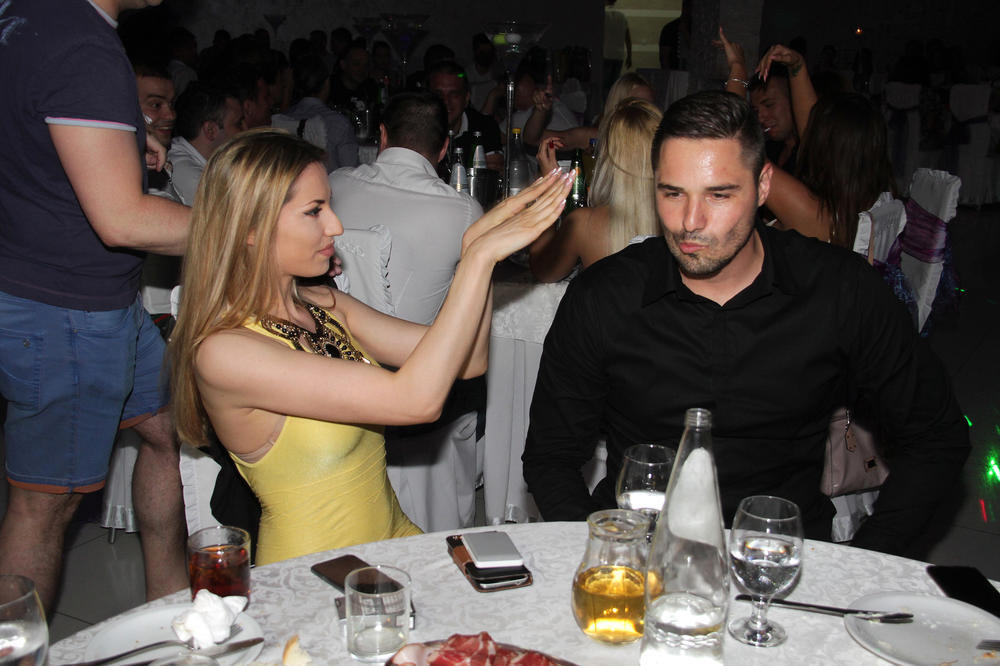 PRIČAO JE DA ĆE JE OŽENITI, ALI JE NAŠAO DRUGU KOJA JE SADA I TRUDNA! Bivši dečko Rade Manojlović postaje tata! (FOTO)