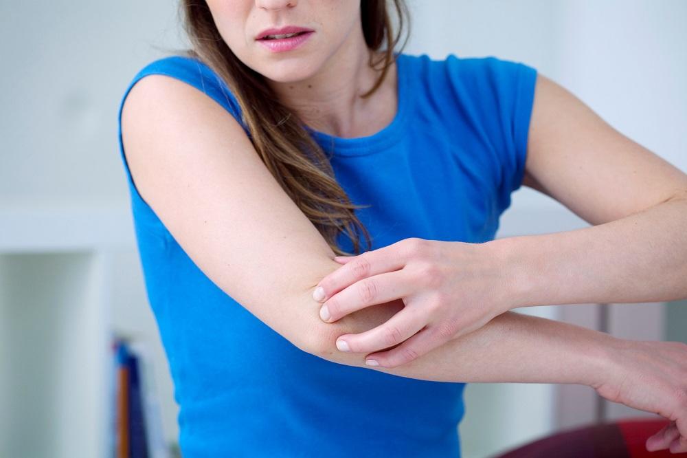 Suva i tamna koža na laktovima? 3 stvari koji provereno pomažu! (FOTO) (GIF)