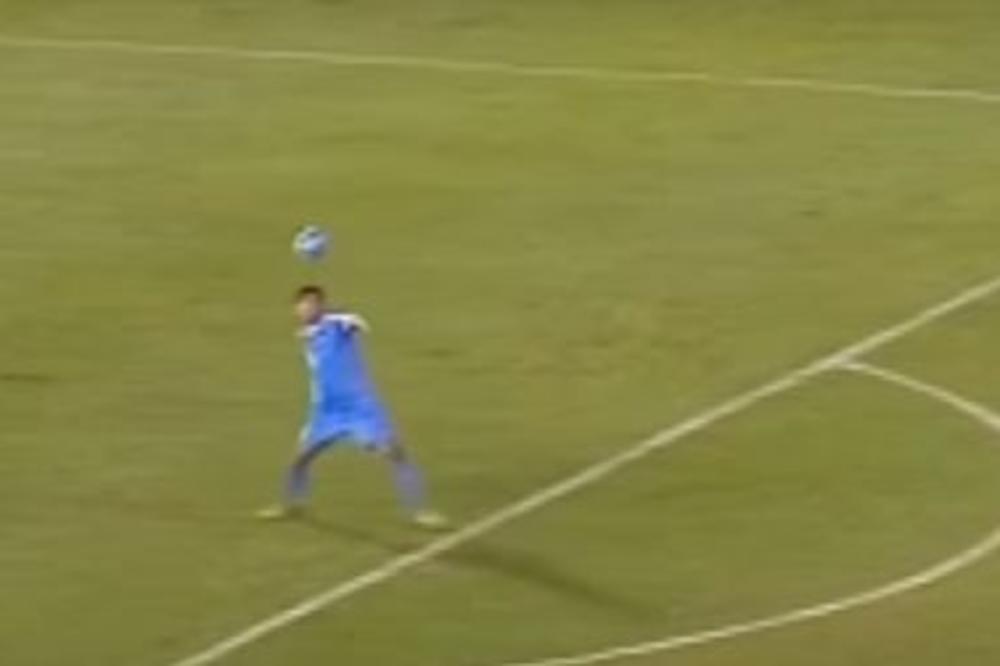 MA ČOVEK JE POBEDIO SVE! Zašto nogom da ispucava loptu, kada je rukom grune do protivničkog šesnaesterca? (VIDEO)