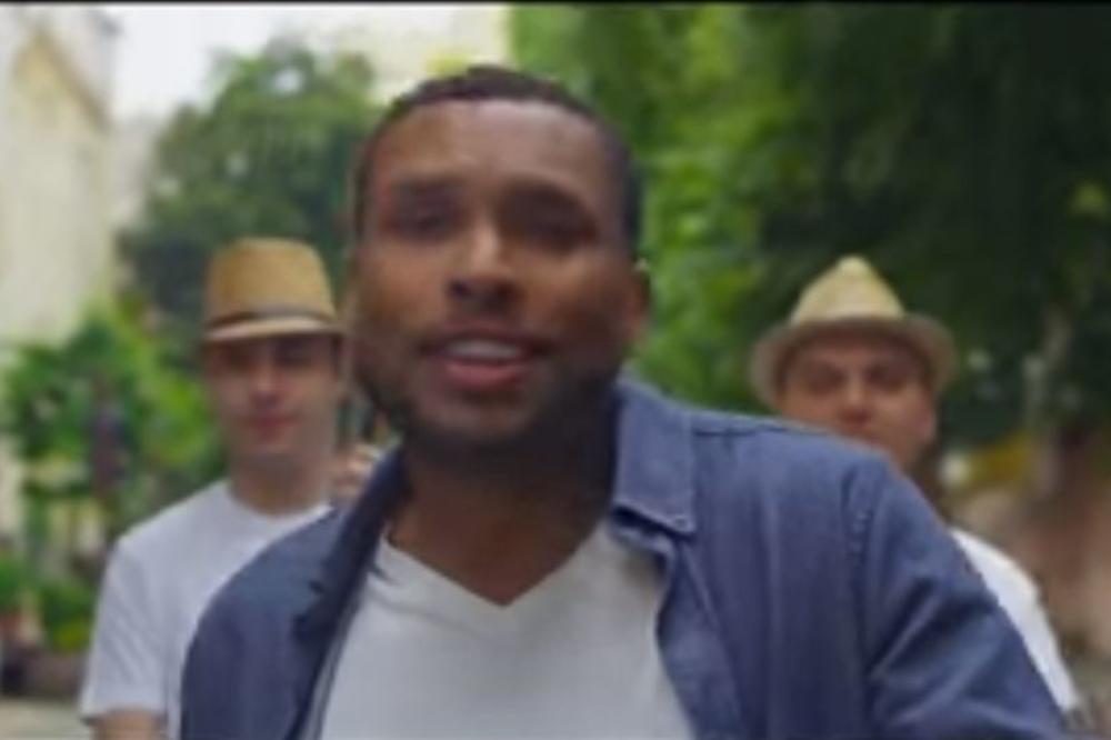 ODUŠEVLJEN I RASPEVAN: Amerikanac snimio pesmu posvećenu svim Srpkinjama (VIDEO)