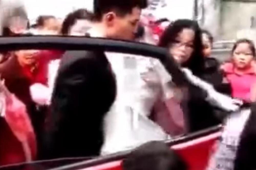 BEŽI BRE IZ AUTA! Mladoženja izbacio mladu iz kola usred venčanja, a da li biste i vi zbog ovoga uradili isto? (VIDEO)