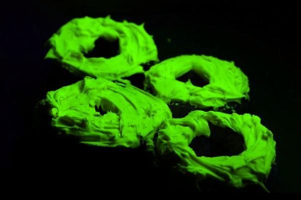 SVELOFNE: Krofne koje svetle u mraku su osvojile svet, a možete ih napraviti i u vašoj kuhinji! (VIDEO)