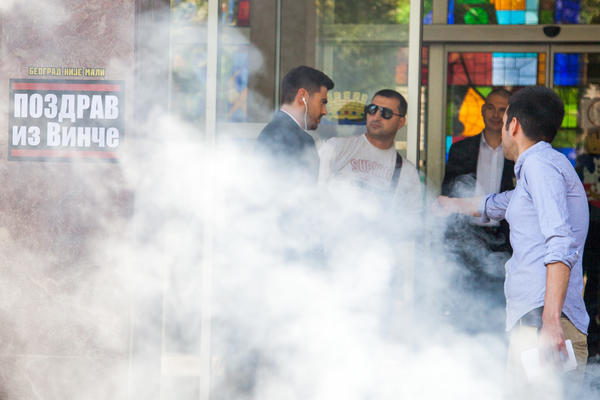 POZDRAV IZ VINČE: Gori ispred uprave Grada Beograda!  (FOTO)