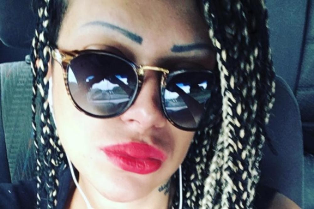 UMRO JOJ JE MUŽ PRE NEKOLIKO MESECI, SADA ŠALJE FOTKE GOLE ZADNJICE DEČKU! Ona baš ne zna gde su granice...