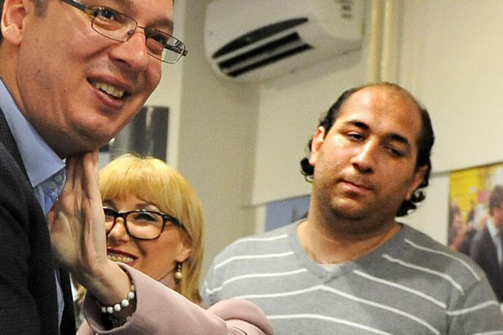 DRŽAVO, NAROD TRAŽI IME OVOG SILEDŽIJE: Ko je gorila pored Vučića koji ima dozvolu da BATINA PO SRBIJI? (FOTO) (VIDEO)