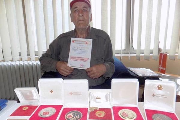 ZOVU GA "KRVOPIJA" IAKO JE HEROJ: Upoznajte Džuneta koji je prikupio 500 litara krvi! (FOTO)