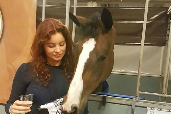 ONA JE NAJMLAĐA MILIJARDERKA NA SVETU I PLIVA U NOVCU: Mislite da je napucana i izveštačena? Pogledajte još jednom! (FOTO)