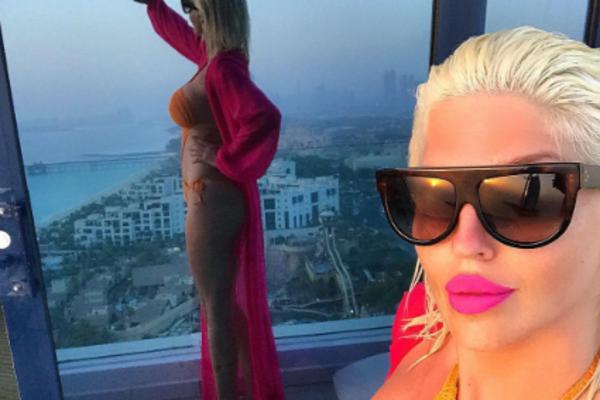 LEVA SKROZ ISKIPELA! Karleušine grudi na izvolte, USRED SNIMANJA! KOLIKO SE DUŠKU OVO SVIDELO? (VIDEO)