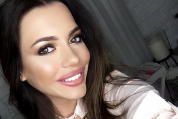 ILI SE DOBRO HRANI ILI SE SREĐUJE U FOTOŠOPU! Helena objavila fotku sa DEČKOM, a zadnjica joj je ABNORMALNO velika