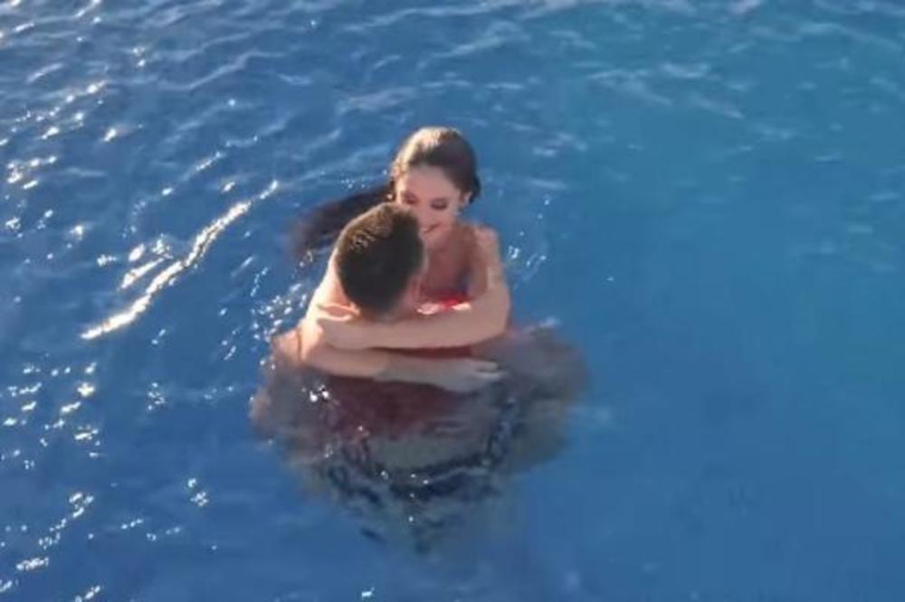 ACA ŽIVANOVIĆ U STRASNOM ZAGRLJAJU SA MANEKENKOM U BAZENU! Fatalna brineta mu je došla glave (FOTO)
