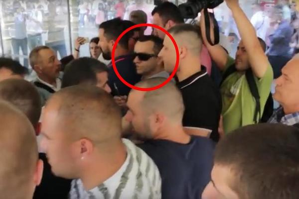 ON JE NAJNAPREDNIJI NAPREDNJAK: Direktor koji je predvodio Vučićeve batinaše ima 4 diplome, prvu dobio u 32. godini!