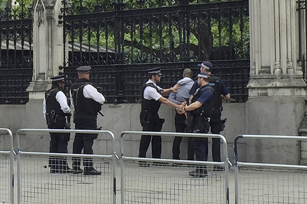 NOVI INCIDENT: Policija uhapsila muškarca sa nožem ispred britanskog Parlamenta!