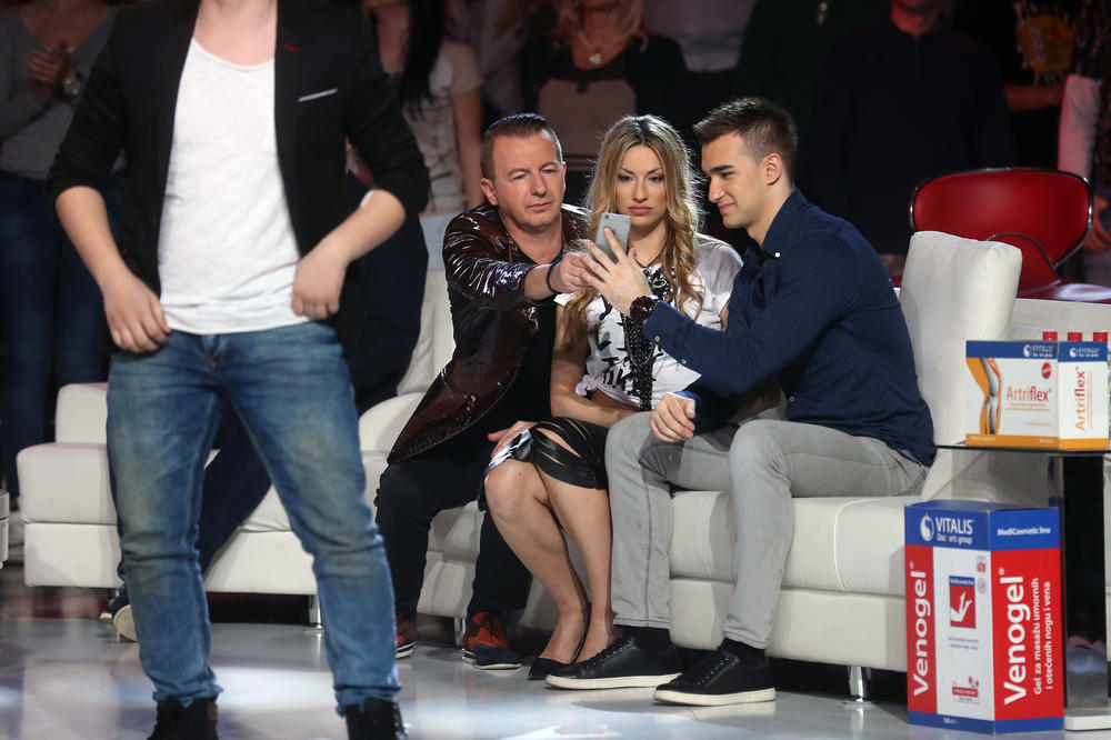 HARIS RAZBIO RADIN TELEFON O POD: Izbila jeziva svađa zbog poruka koje je pronašao u njenom mobilnom! (FOTO)