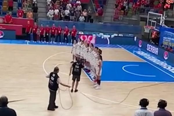 KAD SRBI I SRPKINJE ZAJEDNO ZAGRME! Pragom se orilo Bože pravde! (VIDEO)