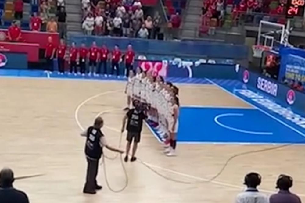 KAD SRBI I SRPKINJE ZAJEDNO ZAGRME! Pragom se orilo Bože pravde! (VIDEO)