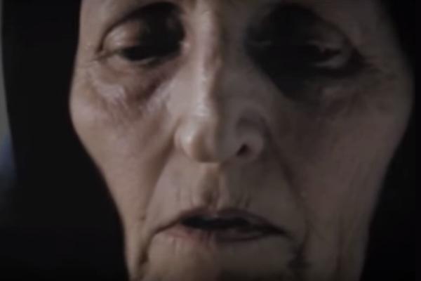 OBIČAJ KOJI LEDI KRV U ŽILAMA: Vlaška žena izgovara SABLASNE reči na GROBU u Klokočevcu, evo ZAŠTO! (VIDEO)