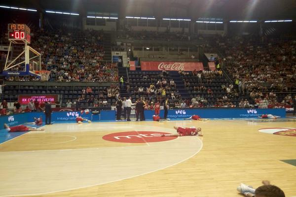 Najsimpatičnija moguća gošća u Pioniru! Delije su oduševljene, a jedan igrač je zbog nje dobio orkanski vetar u leđa! (FOTO)